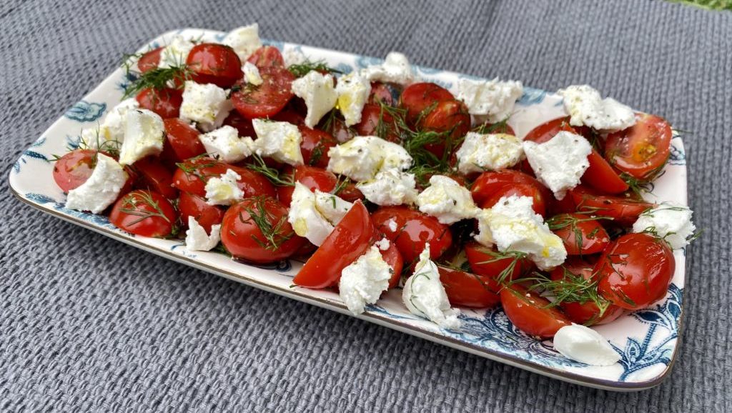 Easy en smaakvol tomatensalade met geitenkaas en dille