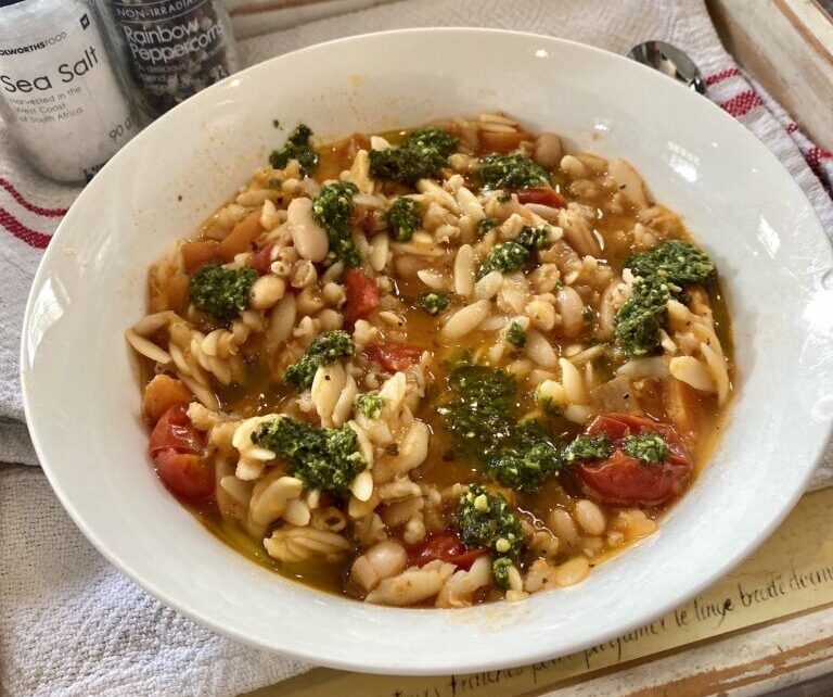 Stevige Aansterksoep Met Gerst Pasta En Pesto Lot Kookt