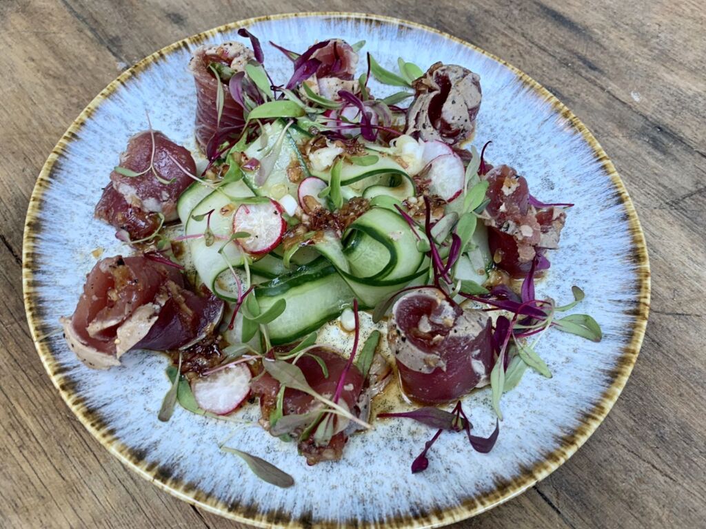 Tuna tataki sashimi met soja dressing waar je je bord bij aflikt Lot